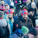 Kronprinsesse Mette Marit og Kronprins Haakon blant folk på Slottsplassen. Foto: Audun Braastad / NTB scanpix